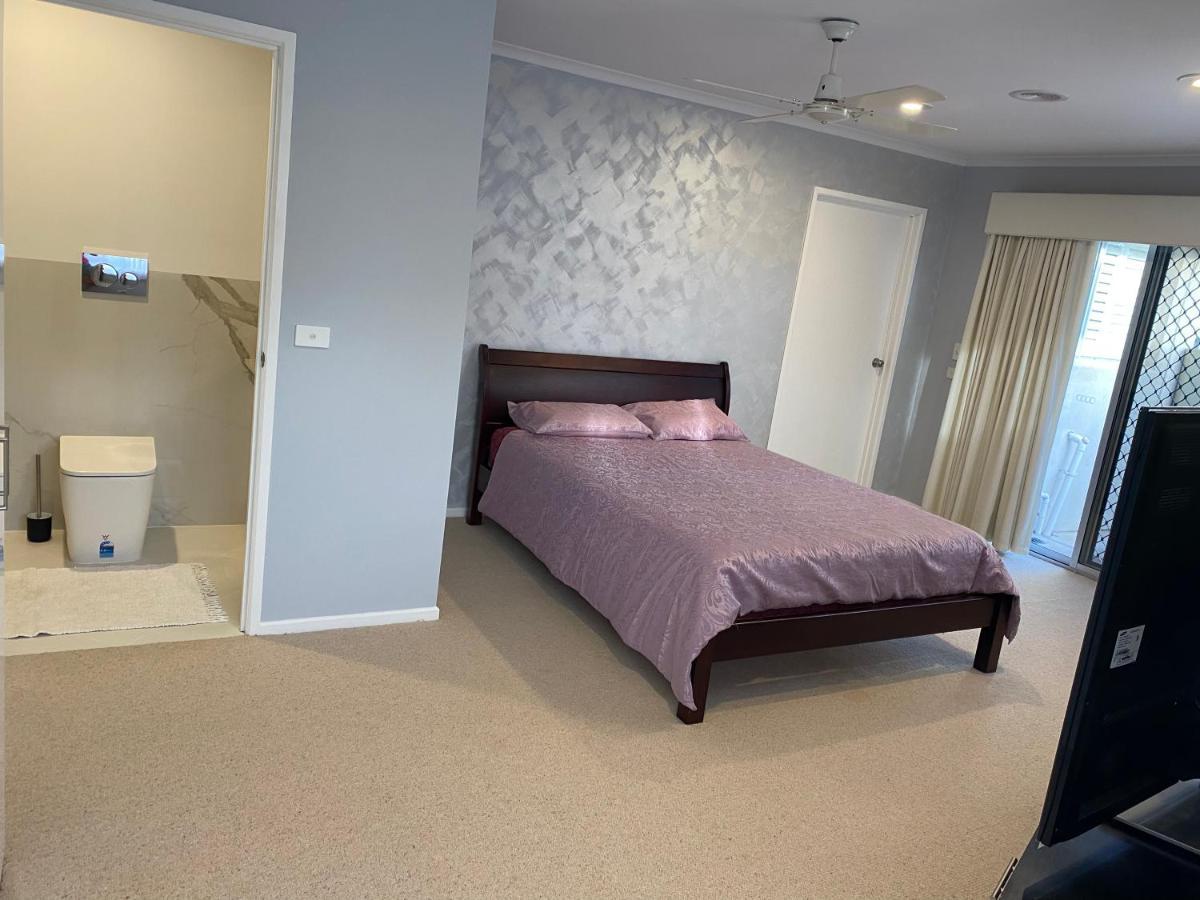 Guest Ensuite 7 Minutes From Airport Melbourne Exterior photo